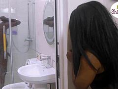 Madam’s gateman fucks her to endless squirts