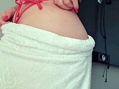 Loira Vagabunda Flashes Towel at Window