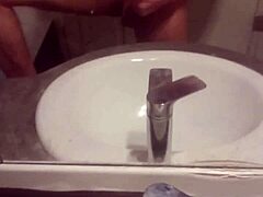 I watch jeune masturbate passionately