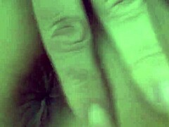 I’m obsessed with this milf teasing her anal and showing her pussy inside while pissing.