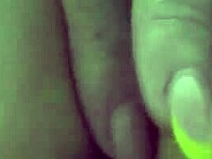 I’m obsessed with this milf teasing her anal and showing her pussy inside while pissing.