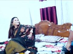 हॉर्नी इंडियन वाइफ साड़ी में देवर के लिए तड़प रही है गंदी हिंदी ऑडियो सेक्स में
