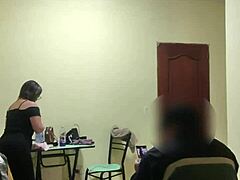 Acosando a La Sirvienta Parte 1: Maid Teased Mercilessly