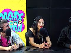 Safada da morena com seu namorado falando putaria!