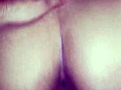 dejé que mi compañero de cuarto se corriera dentro de mi apretado coño. enorme culo se lo follan en doggystyle con creampie.