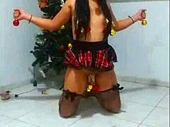 una esclava en navidad gets choked and bound while sucking