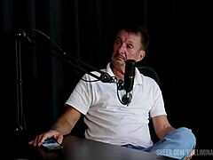Carlos Urach shares top moments in preliminares podcast with Bia Hot and Pri Melancia, exploring swingers and domination in see-through lingerie.