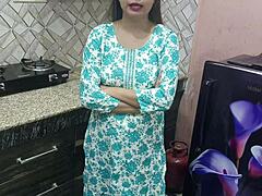 इंडियन सौतेली माँ किचन में सौतेले बेटे को चोदती है यंग 18+