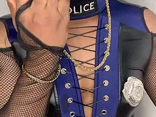 anitawetpussy keeps fingering herself