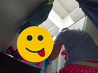 Hidden Cam Catches Curvy MILF's Bare Pussy in Fitting Room