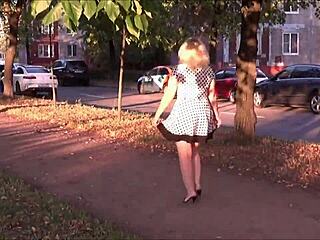 Milf’s daring upskirt flash on public street