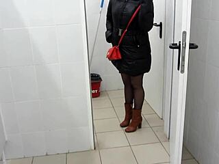 Milf’s Daring Fetish in Public