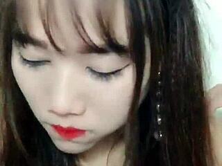 Korean webcam babe fucks on livestream