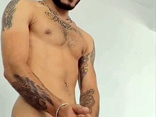 Colombian Bodybuilder’s Explosive Jerk Until Cum in Hand