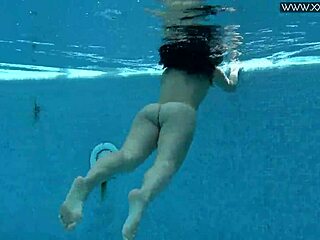 Jessica Lincoln's tempting underwater tease