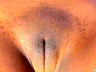 Sexystacy7’s Phat Pussy Rubs Clit in Bold Action