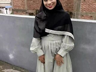 Muslim girl’s daring stair fuck by Hindu boy