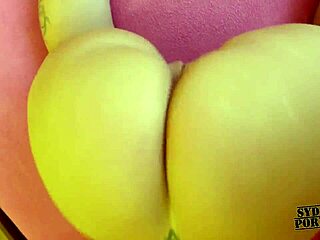Big twerking ass shakes with moving vibrator