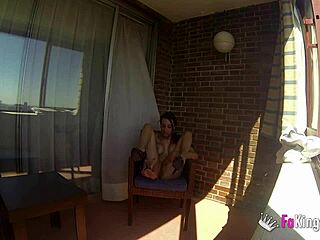 Sara Ray Masturbates On Balcony For Madrid Crowd