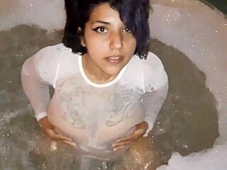 Why’s this chica dripping after her solo play?