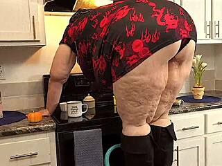 Massive Ass Agent Flashes Wide During Property Check