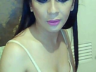 Sweet Shemale Flaunts Her Stunning Body In Lingerie On Webcam
