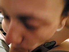 Mi vecina puta me chupa la polla y es follada a cambio de la clave del internet!