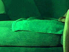 baise passionnée et gorge profonde sur le canapé, mouillée et penchée en levrette