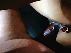 entrei no quarto escondido e peguei minha prima deitada sem calcinha