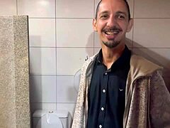 O Bar Com Calcinhas Penduradas No Teto