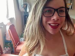 limpei a mesa do vizinho e tirei a calcinha, sera que ele vai gostar? 😏