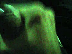 uma punheta rapidinha com música solo