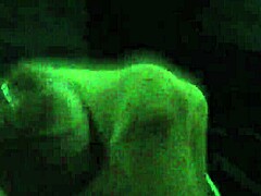 uma punheta rapidinha com música solo