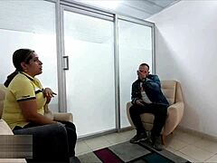 llego a un trato con la directora del colegio de mi hijastro, ayudándola con una rica cojida en doggystyle y quitándole las ganas de verga con mi big black cock en misionero. es tan sensual con sus fishnets y botas mientras gime en orgasmo