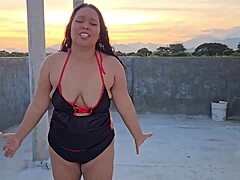 Milf Sumisa Dominada En La Azotea Al Aire Libre Por El Albañil Facial Mamada Lluvia Dorada Azotes Es Su Gran Culo Y Diálogo Sucio Perra Dispuesta A Todo Esclava Del Morbo Sin Limites Una Puta Completa!