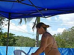 casada usando um body bem socado no rabo e o marido vê e não fala nada... oh yeah, flashing that big ass by the pool