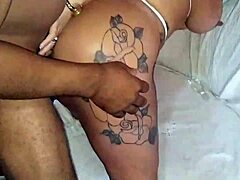 Sexo pegado no sofá com moreno