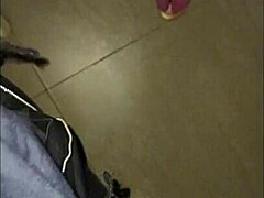 Madura disfrazada por Halloween me da una mamada gratis en publico al aire libre.