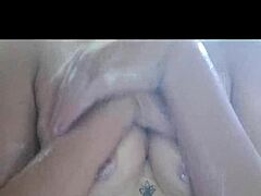 Joven Caliente Coño Peludo Se Masturba Cabalgando A Escondidas Hasta Correrse En Creamy