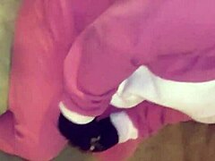 Madura disfrazada por Halloween me da una mamada gratis en publico al aire libre.