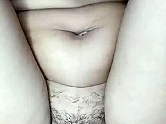 Joven Caliente Coño Peludo Se Masturba Cabalgando A Escondidas Hasta Correrse En Creamy