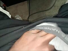 Hey, check me stroking my small cock during Skyrim gameplay 😏