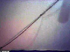 बीहाइंड द सीन ग्लासेस कैम फर्स्ट टाइमर स्किनी ब्रूनेट बेबी इटालियन पाउंड मशीन हार्डकोर राइड करती है