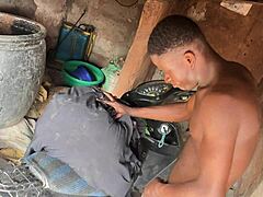 Morena de culo grande besa a su novio y folla duro con pene profundo en misionero.