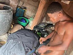 Morena de culo grande besa a su novio y folla duro con pene profundo en misionero.