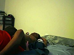 एमेच्योर काली लड़की घरेलू वीडियो में पीछे से पेली