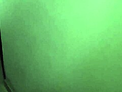 enuentro a la mama de mi mejor amigo en la habitacion y me aprovecho que esta caliente