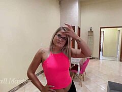 marido da loira cavala não se importa dela foder com outros e engolir leitinho