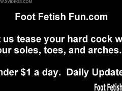 अरे, आओ लड़के, इन डर्टी सैंडल्स को लिक कर क्लीन करो जैसे अच्छा लिटिल 18+ फुट स्लेव तुम हो मेरे टोसेस तुम्हें टीज कर रहे हैं