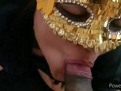 hermosa y caliente morena chupa y folla con su amigo en un encuentro erótico